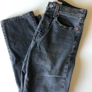 LEVI’S WEDGIE STRAIGHT JEANS!!